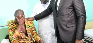 accident-des-journalistes-le-ministre-adje-silas-metch-au-chevet-des-blesses