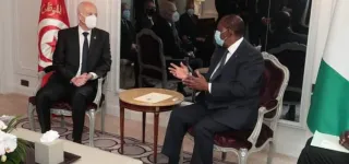 tunisie-parlement-suspendu-ministres-limoges-medias-vises-le-pays-plonge-dans-linconnu