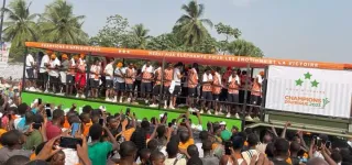 parade-des-elephants-les-supporters-en-liesse-au-carrefour-la-vie