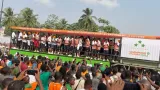 parade des elephants les supporters en liesse au carrefour la vie