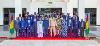 guinee-mamadi-doumbouya-dissout-son-gouvernement