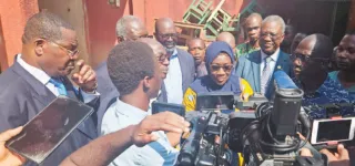 soutien-aux-eleves-deguerpis-de-gesco-le-district-dabidjan-fait-un-important-don-au-college-cha-helene