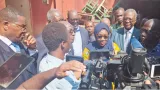 soutien aux eleves deguerpis de gesco le district dabidjan fait un important don au college cha helene