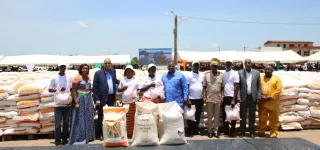 distribution-de-kits-agricoles-depuis-abengourou-le-ministre-detat-kobenan-kouassi-adjoumani-aux-agriculteurs-cest-un-effort-supplementaire-que-le-gouvernement-vous-apporte