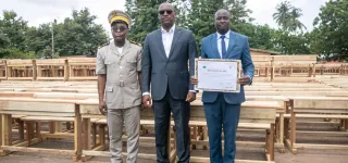 haut-sassandra-education-mamadou-toure-offre-5000-tables-bancs-aux-etablissements-de-la-region