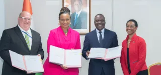decongestion-du-port-dabidjan-amadou-kone-et-lustda-ntelx-signent-un-contrat-portant-elaboration-dun-systeme-dinformation-et-de-programmation-des-mouvements-des-gros-camions