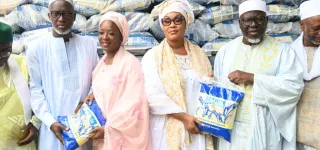 ramadan-la-premiere-dame-offre-des-vivres-dune-valeur-de-130-millions-f-cfa-a-la-communaute-musulmane