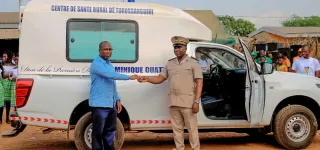 torossanguehi-kra-kouame-kouman-fait-don-dune-ambulance-au-nom-de-dominique-ouattara