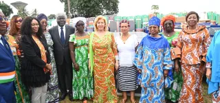 journee-internationale-de-la-femme-la-premiere-dame-offre-300-millions-aux-femmes-de-songon