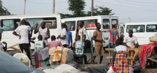 bingerville-sous-une-forte-pluie-des-chauffeurs-de-gbaka-et-apprentis-abandonnent-leurs-passagers-et-fuient-avec-leurs-monnaies