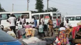 bingerville sous une forte pluie des chauffeurs de gbaka et apprentis abandonnent leurs passagers et fuient avec leurs monnaies