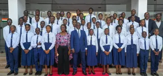 lycee-dexcellence-alassane-ouattara-adama-bictogo-fait-decouvrir-lhemicycle-aux-meilleurs-eleves