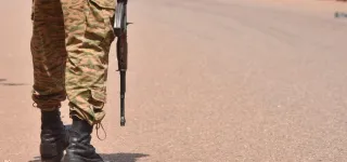 burkina-faso-des-videos-montrant-des-hommes-en-tenue-militaire-commettant-des-violences