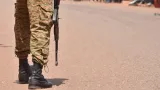 burkina faso des videos montrant des hommes en tenue militaire commettant des violences
