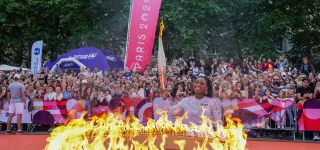 jo-paris-2024-priscilla-gneto-porte-la-flamme-olympique-en-corse