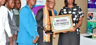 distinction-yves-zogbo-recoit-le-micro-dor-du-cercle-des-ebony