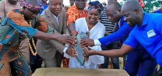 ecole-pour-tous-la-fondation-oja-pose-la-premiere-pierre-pour-la-construction-dune-ecole-primaire-a-akekoi