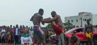 tournoi-sous-regional-de-lutte-traditionnelle-a-bouake-amadou-kone-felicite-celine-et-amy-grands-vainqueurs-athletes-feminines