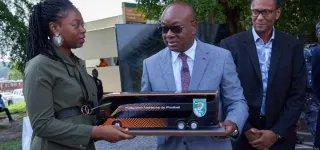 cote-divoire-football-amichia-francois-remet-le-nouveau-bus-des-elephants-heritage-de-la-can-a-idriss-diallo