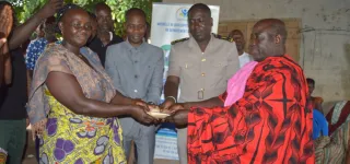 beoumi-la-mutuelle-des-jeunes-de-beoumi-remet-un-fonds-de-soutien-aux-femmes-productrices-de-manioc-de-golikro