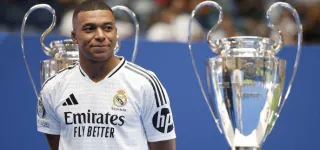real-madrid-kylian-mbappe-accueilli-en-grande-pompe-a-bernabeu