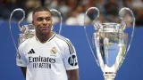 real madrid kylian mbappe accueilli en grande pompe a bernabeu