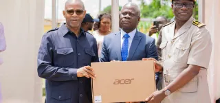 presidentielle-2025-enrolement-des-populations-du-district-du-denguele-me-adama-kamara-offre-un-important-lot-dequipements-informatiques-a-ladministration