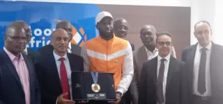 jeux-olympiques-2024-apres-sa-medaille-de-bronze-obtenu-a-paris-une-societe-de-telephonie-cellulaire-felicite-cisse-cheick-sallah