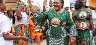 tournee-de-mobilisation-des-femmes-du-rhdp-harlette-badou-sillonne-le-district-dabidjan