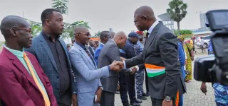 koumassi-civisme-narcisse-toussaint-balley-maire-a-pris-part-salut-aux-couleurs