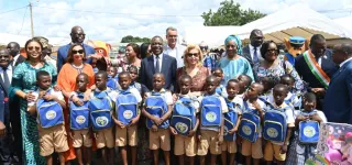 rentree-scolaire-2024-2025-la-premiere-dame-offre-plus-de-15-000-kits-scolaires-aux-eleves-de-cote-divoire