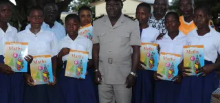 worodougou-ali-konate-conseiller-economique-et-social-fait-don-de-1-500-kits-scientifiques-aux-jeunes-filles