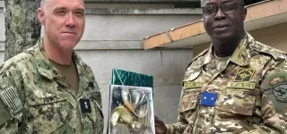 adiake-le-general-tibe-bi-et-le-contre-amiral-ronald-foy-renforcent-le-partenariat-entre-forces-speciales-americaines-et-ivoiriennes