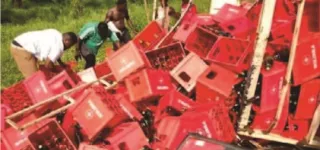 dabou-accident-insolite-au-lieu-de-porter-secours-au-chauffeur-et-a-son-apprenti-blesses