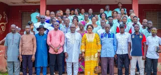 renforcement-des-capacites-des-maitres-couturiers-melaine-koffi-et-son-equipe-posent-leur-machine-a-dambokro