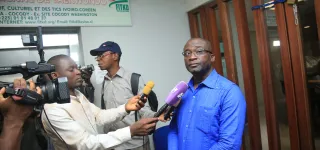 passation-des-charges-a-la-federation-de-taekwondo-les-locaux-fermes-a-laide-de-cadenas