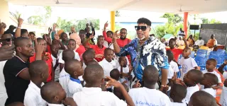 koffi-olomide-au-terme-dune-visite-a-lhopital-mere-enfant-de-bingerville-il-faudrait-quil-y-ait-beaucoup-de-dominique-ouattara-dans-nos-pays-en-afrique