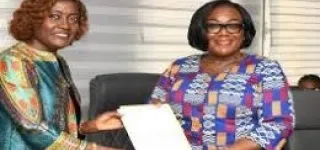 education-nationale-mariatou-kone-remet-le-rapport-de-latelier-de-grand-bassam-a-anne-desiree-ouloto