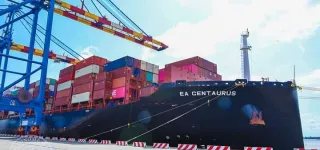 infrastructures-un-impressionnant-navire-de-larmateur-cosco-accoste-au-port-abidjan