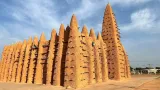 inscrites sur la liste du patrimoine mondial de lunesco les huit mosquees de style soudanais du nord du pays recevront leurs certificats ce samedi a kong