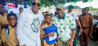 wara-tour-8-va-a-lecole-etape-de-cocody-1000-kits-scolaires-offerts-aux-enfants