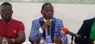 greve-des-enseignants-en-cote-divoire-bli-ble-david-sg-de-la-centrale-syndicale-dignite-face-a-ses-camarades-nous-sommes-en-mission