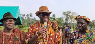 bien-etre-des-populations-de-dabou-le-president-alassane-ouattara-offre-une-ambulance-medicalisee-et-un-complexe-sportif-a-akradio-et-viel-aklodj