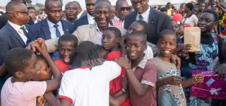 noel-de-reve-adama-bictogo-seme-la-joie-dans-le-coeur-de-plus-de-10-000-enfants-a-yopougon