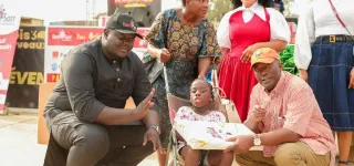 arbre-de-noel-eric-taba-et-la-fondation-dam-sarr-comblent-3000-enfants-du-dokui-dk8