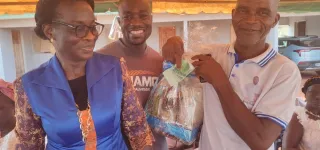 bienfaisance-une-cadre-de-loviguie-agboville-fait-des-dons-a-des-personnes-de-3e-age-et-des-nourrices-du-village