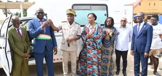 lutte-contre-le-travail-des-enfants-la-premiere-dame-offre-une-ambulance-a-la-population-debrah