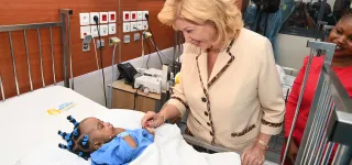 separation-reussie-de-siamoises-a-lhopital-mere-enfant-dominique-ouattara-salue-une-prouesse-medicale-et-scientifique