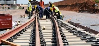 ligne-1-du-metro-dabidjan-le-boulevard-du-canal-au-bois-a-marcory-ferme-pour-travaux
