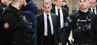 france-nicolas-sarkozy-equipe-dun-bracelet-electronique